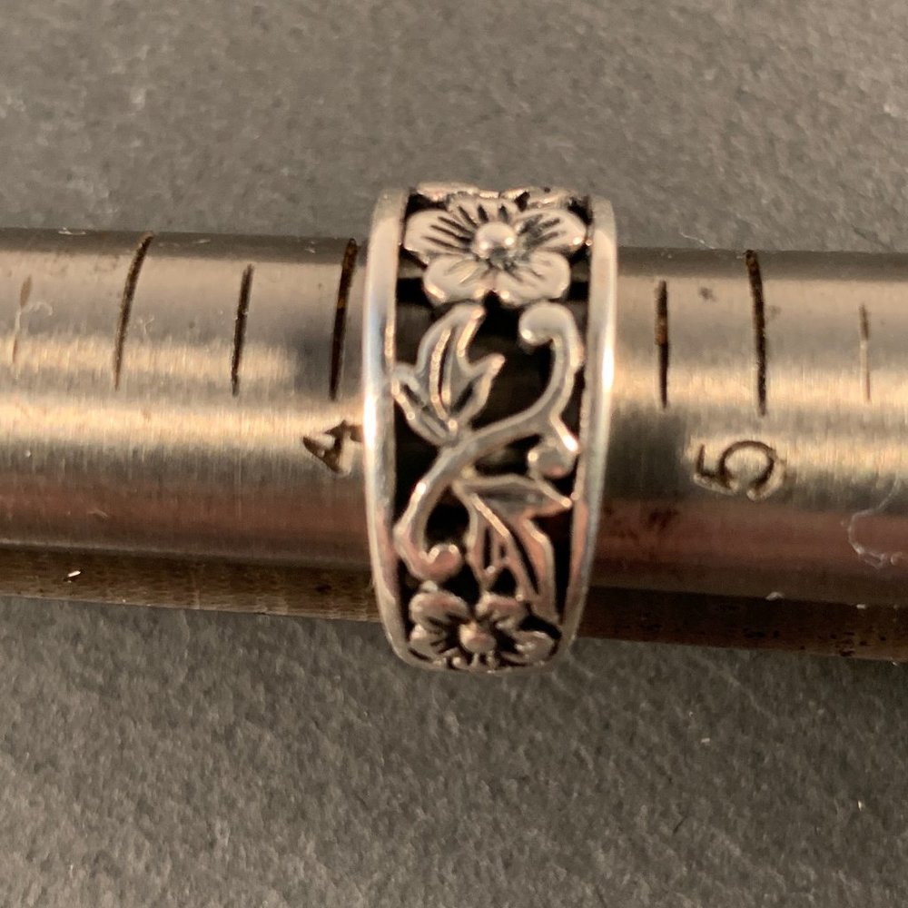 .925 Sterling Women's size 4 Floral Motif Ring - Picture 7 of 7